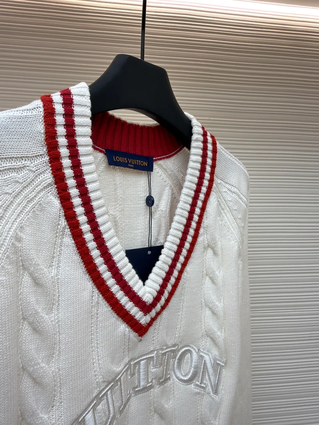 LOUIS VUITTON College-style V-neck sweater ●Original version: Purchased and developed for 17450 ●Item number: 1681148-C15 ●Fabric: wool blended fabric ●Technology: woven embroidery ●Version: Fitted version ●Weight: about 715 grams ●Size: S-M-L ●Description: College-style V-neck sweater White and red stripe design Chest letter embroidery Twist woven texture Pure cotton fabric comfortable and warm V-neck design slimming The red and white stripes are very preppy. The overall wiring is straight and delicate, the fabric is comfortable and soft, and the color is consistent without color difference. It can be matched with the same style to create a fashionable look and control various occasions. Customized accessories, complete with three standards, same style for men and women!